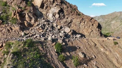 Dev kayalar yine yolu kapattı
