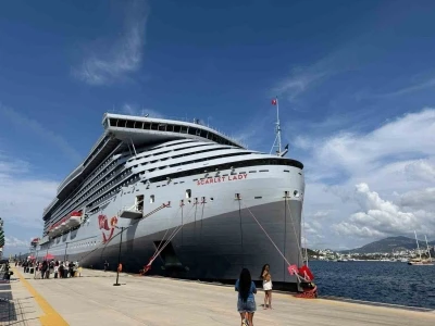 Dev kruvaziyer gemiler, 2 bin 636 turistle Bodrum&rsquo;a geldi
