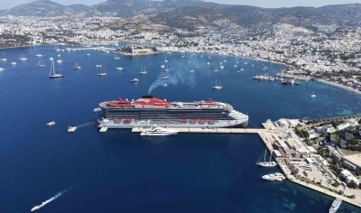 Dev kruvaziyer Scarlet Lady Bodrum&rsquo;a yanaştı
