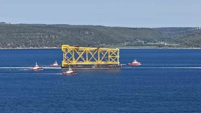 Dev sondaj platformu iskelesi &Ccedil;anakkale Boğazı&rsquo;ndan ge&ccedil;iyor
