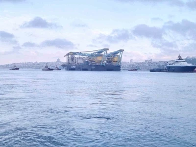 Dev vin&ccedil; gemisi &rsquo;Saipem 7000&rsquo; İstanbul Boğazı&rsquo;ndan ge&ccedil;iyor
