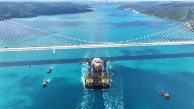 Dev vin&ccedil; gemisi &rsquo;Saipem 7000&rsquo; İstanbul Boğazı&rsquo;ndan ge&ccedil;ti
