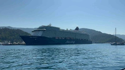 Dev yolcu gemisi binlerce yolcusu ile Marmaris’e geldi
