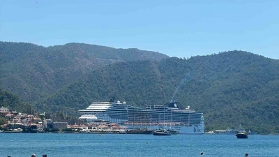 Dev yolcu gemisi Marmaris&rsquo;e 5 bin yolcu ve m&uuml;rettebatıyla demir attı

