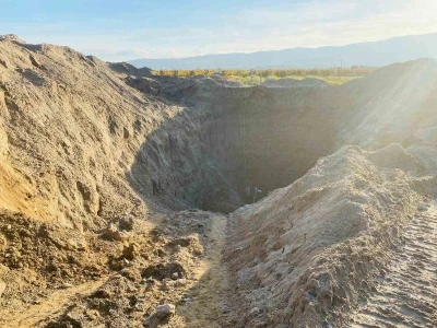 Devasa &ccedil;ukur kazıp tarihi eser aradılar
