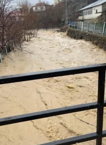 Develi&rsquo;de aşırı yağış sele neden oldu, bazı ev ve ahırları su bastı
