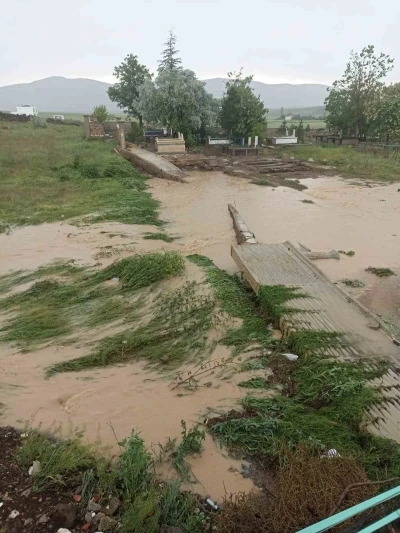Develi&rsquo;de yağış sele d&ouml;n&uuml;şt&uuml;
