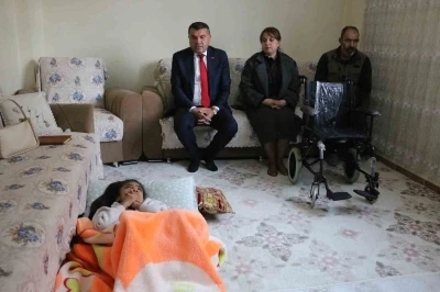 Devlet Bah&ccedil;eli&rsquo;den Diyarbakırlı engelli kıza tekerlekli sandalye s&uuml;rprizi
