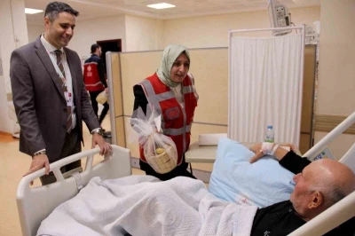 Devlet Hastanesi&rsquo;nde hastaların y&uuml;z&uuml;n&uuml; g&uuml;ld&uuml;ren ziyaret
