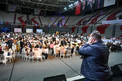 Devlet koruması altındaki &ccedil;ocuklar, koruyucu aileler ve yeni evli &ccedil;iftler aynı sofrada buluştu
