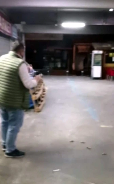 Devrek&rsquo;te dehşet anları kamerada: T&uuml;fekle iş yerine kurşun yağdırdı
