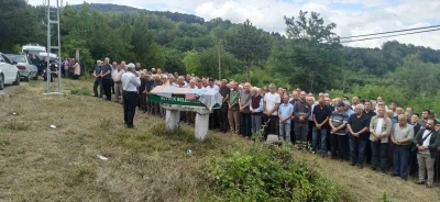 Devrek&rsquo;te kaza sonrası yanan otomobilde &ouml;len s&uuml;r&uuml;c&uuml; toprağa verildi
