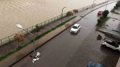 Devrek&rsquo;te misket b&uuml;y&uuml;kl&uuml;ğ&uuml;nde dolu yağdı
