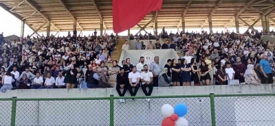 Devrek&rsquo;te &Uuml;niversite &ouml;ğrencileri mezuniyetlerini kep atarak kutladılar
