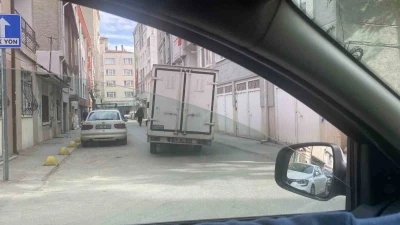 Devrilecekmiş gibi gözüken kamyon tedirginlik oluşturdu
