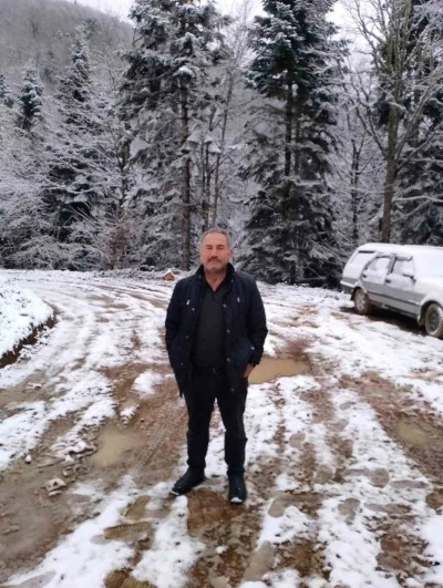 Devrilen ağacın altında kalan iş&ccedil;i hayatını kaybetti
