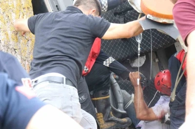 Devrilen &ccedil;ekicide sıkışan s&uuml;r&uuml;c&uuml; i&ccedil;in ekipler seferber oldu
