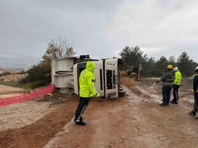 Devrilen kamyonda sıkışan s&uuml;r&uuml;c&uuml;s&uuml; yaralandı

