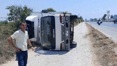 Devrilen kamyondan burnu kanamadan &ccedil;ıktı, aracının başında ekipleri bekledi
