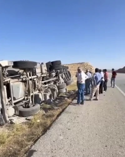 Devrilen kamyonun sürücüsü hafif yaralandı
