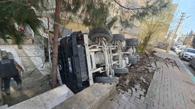 Devrilen mikserde sıkışan s&uuml;r&uuml;c&uuml; kurtarıldı
