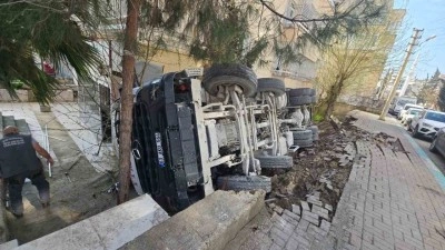 Devrilen mikserde sıkışan s&uuml;r&uuml;c&uuml; kurtarıldı