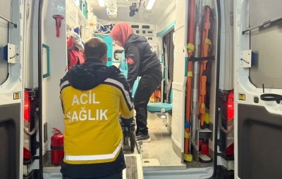Devrilen motosikletin s&uuml;r&uuml;c&uuml;s&uuml; ağır yaralandı
