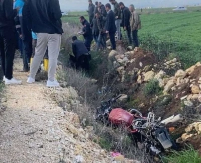 Devrilen motosikletin s&uuml;r&uuml;c&uuml;s&uuml; hayatını kaybetti
