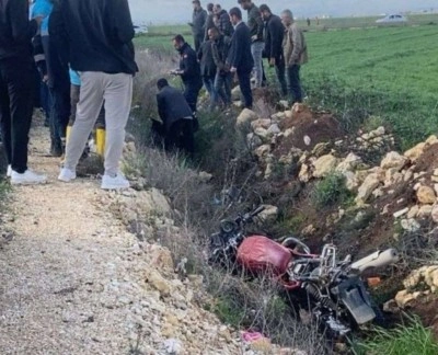 Devrilen motosikletin s&uuml;r&uuml;c&uuml;s&uuml; hayatını kaybetti