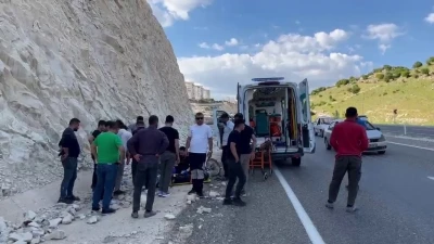 Devrilen motosikletin s&uuml;r&uuml;c&uuml;s&uuml; yaralandı
