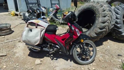 Devrilen motosikletin s&uuml;r&uuml;c&uuml;s&uuml; yaralandı
