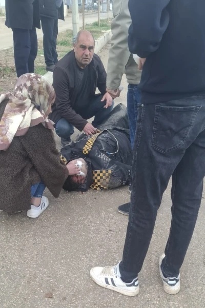 Devrilen motosikletin s&uuml;r&uuml;c&uuml;s&uuml; yaralandı
