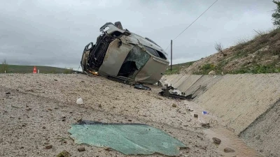 Devrilen otomobilde biri bebek 3 kişi yaralandı
