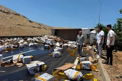 Devrilen tırdaki yağ bidonları yola savruldu
