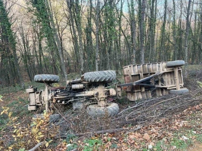 Devrilen traktördeki 2 kişi yaralandı
