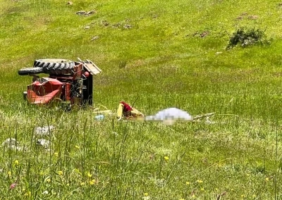 Devrilen trakt&ouml;r&uuml;n altında kalan s&uuml;r&uuml;c&uuml; hayatını kaybetti

