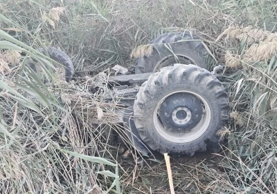 Devrilen traktörün altında kalan sürücü hayatını kaybetti
