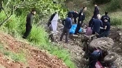 Devrilen trakt&ouml;r&uuml;n s&uuml;r&uuml;c&uuml;s&uuml; hayatını kaybetti