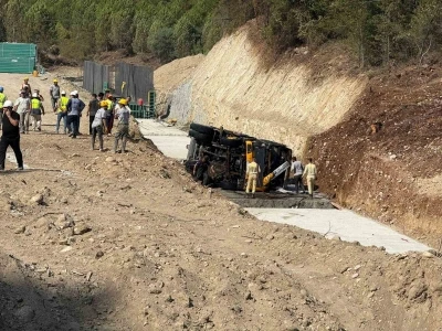 Devrilen vinçte yangın çıktı, ilk müdahaleyi orman ekipleri yaptı
