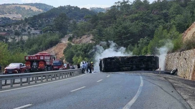 Devrilen zift yüklü kamyon alev aldı, karayolu trafiğe kapandı
