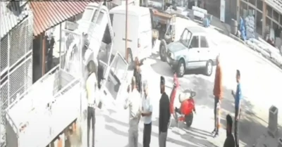 Devriye g&ouml;revindeki polis memuru yanan kamyonete m&uuml;dahale edip s&ouml;nd&uuml;rd&uuml;
