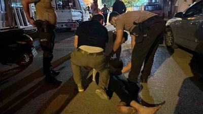 Devriyede kavgaya denk gelen polis, taşkınlık &ccedil;ıkartan 2 genci g&ouml;zaltına aldı
