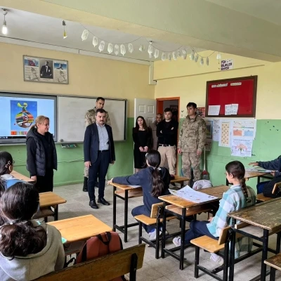 Dicle Kaymakamı Atış, &ouml;ğrenci ve &ouml;ğretmenlerle bir araya geldi
