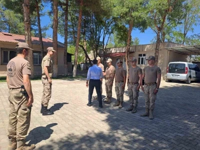 Dicle Kaymakamı Atış, şehit ailesi, asker ve vatandaşlarla buluştu
