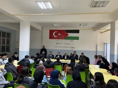 Dicle Kaymakamı Mustafa Atış, lise &ouml;ğrencileriyle iftarda bir araya geldi
