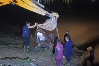Dicle Nehri&rsquo;ne d&uuml;şen ineği itfaiye iş makinesiyle kurtardı
