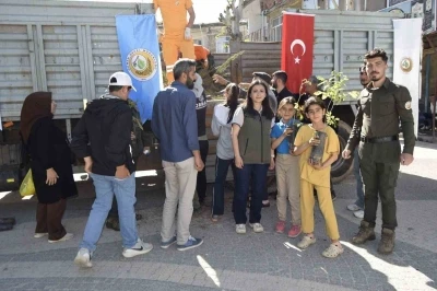 Dicle Orman İşletme Şefliği il&ccedil;ede yaklaşık bin 500 adet fidan dağıttı
