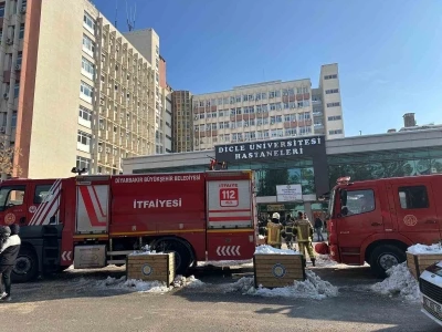 Dicle &Uuml;niversitesi&rsquo;ndeki polikliniklerde &ccedil;ıkan yangın itfaiye tarafından s&ouml;nd&uuml;r&uuml;ld&uuml;
