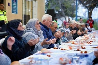 Didim Belediyesi Batık&ouml;y&rsquo;de iftar sofrası kurdu
