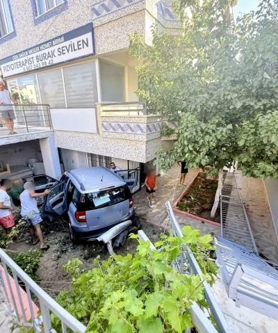 Didim&rsquo;de ara&ccedil; evin bah&ccedil;esine u&ccedil;tu
